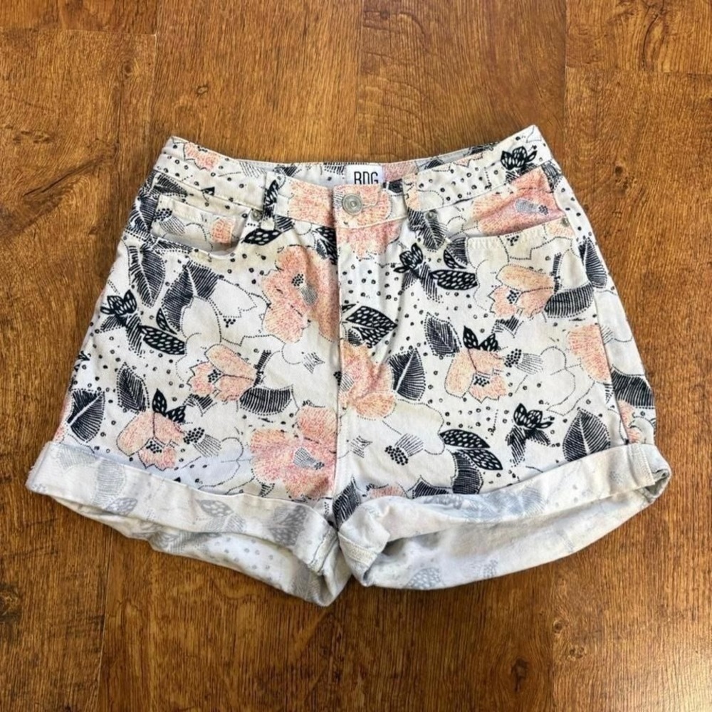 Urban Outfitters Cream Floral print‎ mom shorts size 28